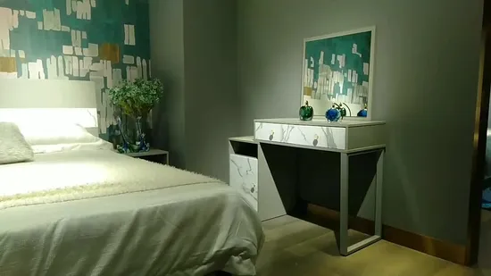 モダンでシンプルな無垢材のホーム/ホテルの寝室の家具化粧ドレッサー多機能ドレッシングテーブルライト高級スーペリアミラーとスツール付き